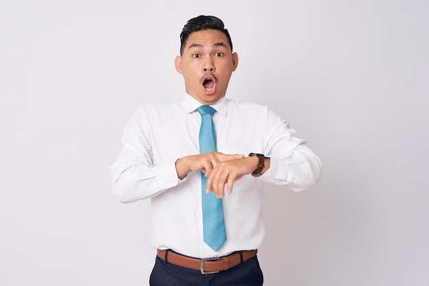 Foto verrassende werknemer zakenman bedrijfsadvocaat met een formele hemd en stropdas controleert de werktijd in een kantoor omdat laatwerk geïsoleerd op een witte achtergrond