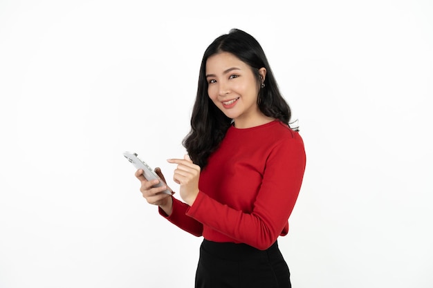 Verrassing Aziatische mooie vrouw met behulp van smartphone geïsoleerd op witte achtergrond