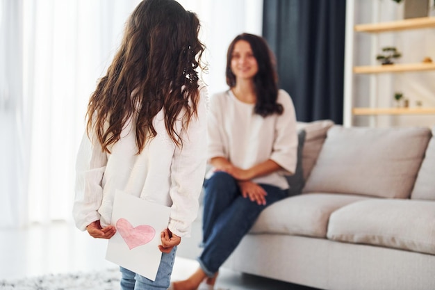 Verrassing voor moeder Vrouw en haar dochter die samen thuis tijd doorbrengen