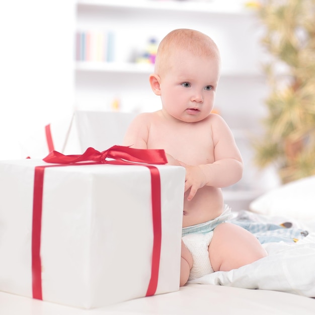 Verrast baby spelen met geschenkdozen foto met kopieerruimte