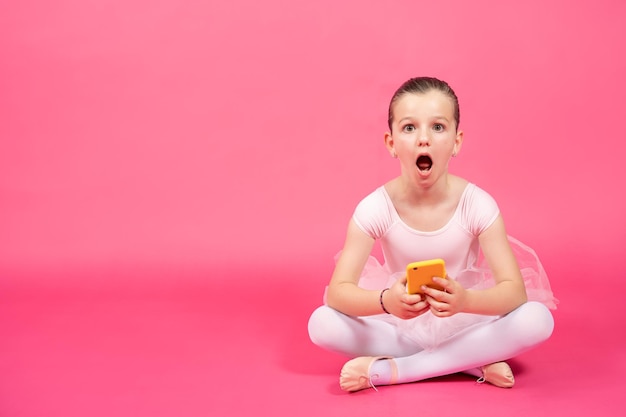 Verrast balletdanser kind met telefoon