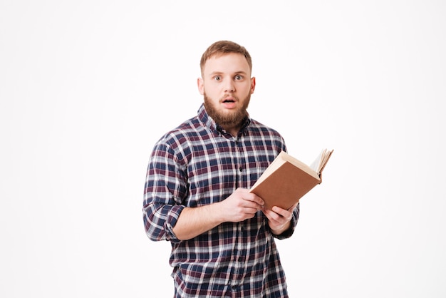 Verrast bebaarde man in shirt met boek