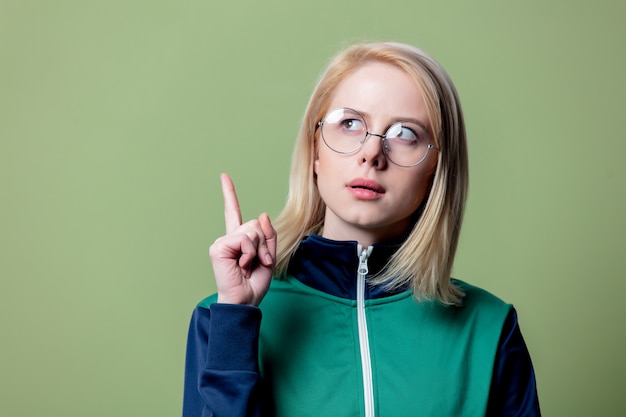 Verrast blonde vrouw in de jaren 80 kleding en glazen