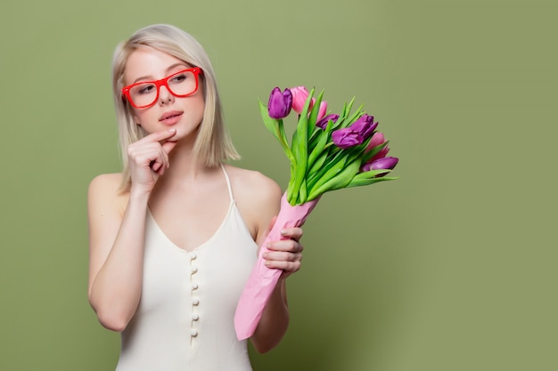 Verrast blondemeisje met tulpen
