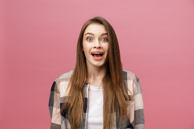 Verrast, gelukkig, mooie vrouw die opgewonden kijkt.