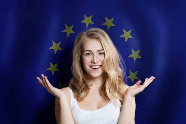 Verrast Gelukkige vrouw tegen de achtergrond van de EU-vlag Reizen en studeren in Europa