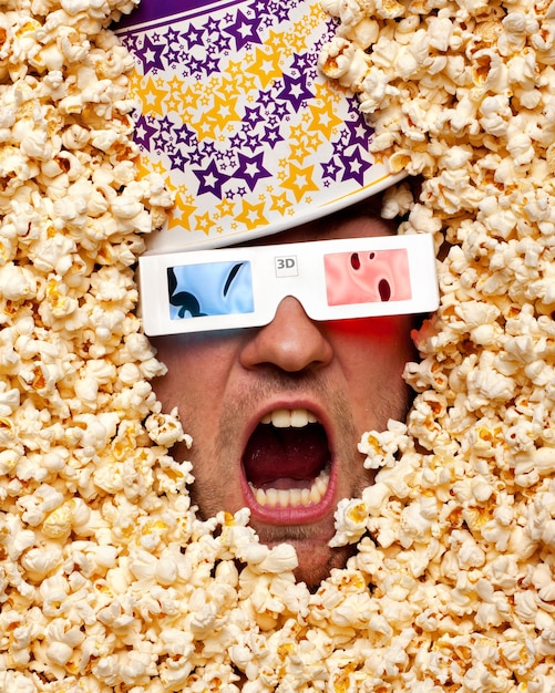 Verrast gezicht in popcorn kijken naar 3D-film