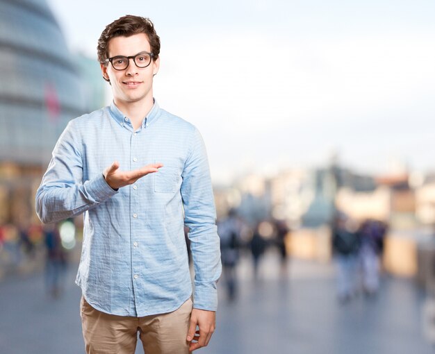 Verrast jonge man laten zien