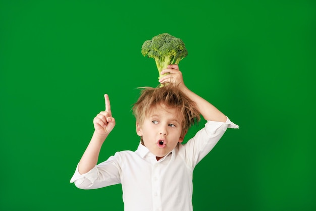 Verrast kind tegen groen bord in de klas