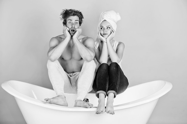 Verrast paar verliefd op man en vrouw op badkuip