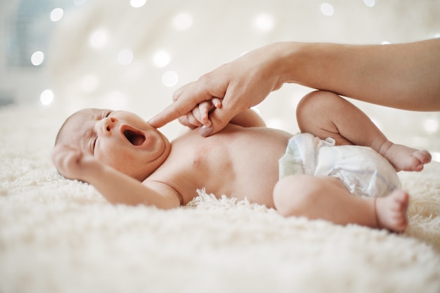 Verrast pasgeboren baby naast zijn moeder