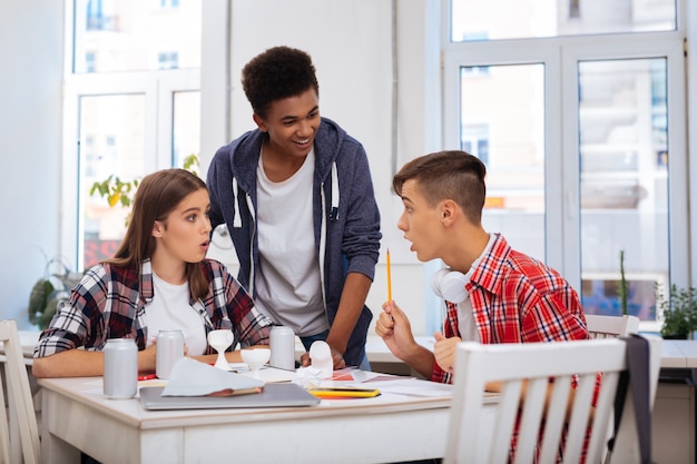 Verrast student. drie knappe moderne studenten die echt verrast zijn na het zien van examenresultaten