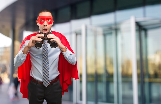 Foto verrast super zakenman met behulp van een verrekijker