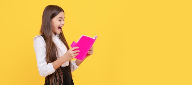 Verrast tiener meisje in schooluniform leesboek boek minnaar Portret van schoolmeisje student banner kop School kind gezicht geïsoleerd panorama achtergrond met kopie ruimte