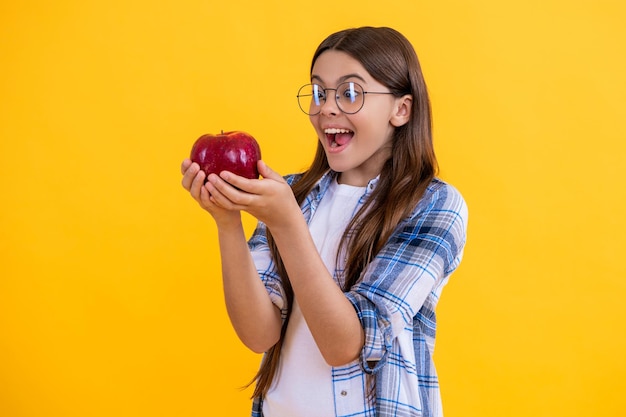 verrast tienermeisje dat gezond voedsel eet tiener jongen meisje houdt appel gezond voedsel Verse appel voor tienermeisje Gezond eten en vegetarisch dieet jeugdgezondheid natuurlijke vitamine voor tienermeisje