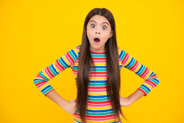 Verrast tienermeisje Geschokt tienerkindportret geïsoleerd op gele achtergrond Verrast tienermeisje