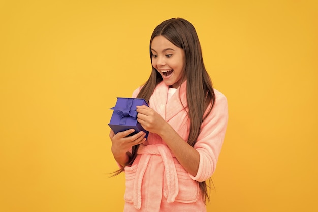 Verrast tienermeisje in badstof badjas open cadeau of geschenkdoos verrassing