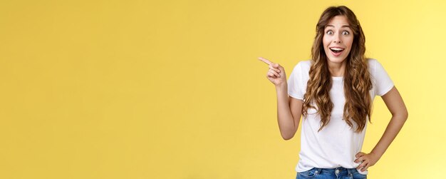 Foto verrast vriendelijk sociaal gelukkig schattig vriendin lang krullend kastanjekapsel glimlachend onder de indruk blij