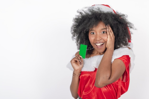 Verrast vrouw met een groene kaart camera kijken