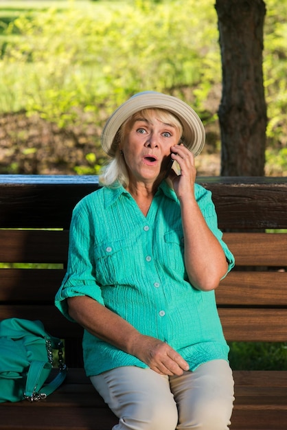 Verrast vrouw met een telefoon