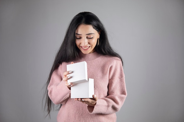 Verrast vrouw met geschenkdoos