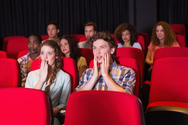 Verraste jonge vrienden die op een film letten