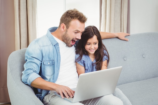 Verraste vader en dochter die laptop met behulp van