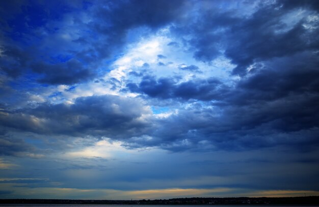 Verre land bedekt door dramatische wolken landschap achtergrond