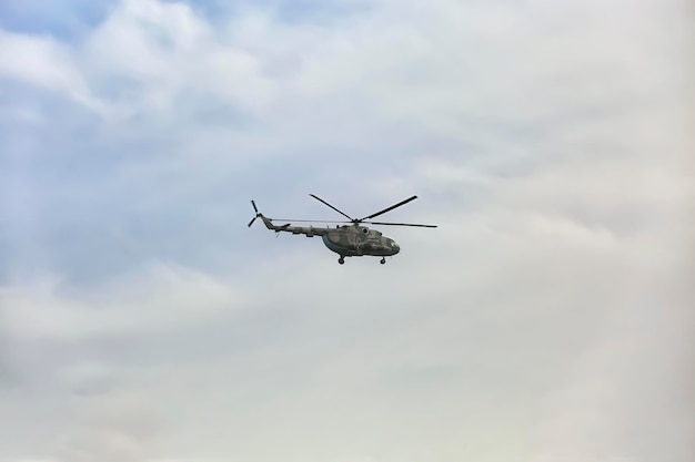 Verre mening van militaire helikopter die in hemel vliegt