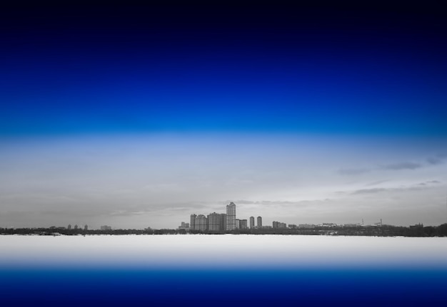 Verre wolkenkrabbers op gladde rivier achtergrond hd