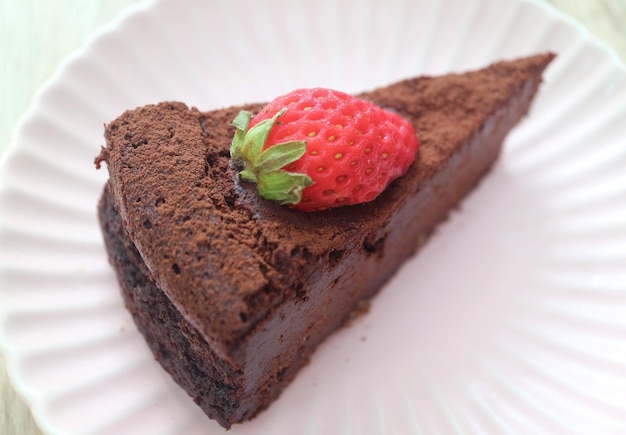 Verrukkelijke Flourless Chocolate Cake of Torta Caprese Gegarneerd met Verse Aardbei