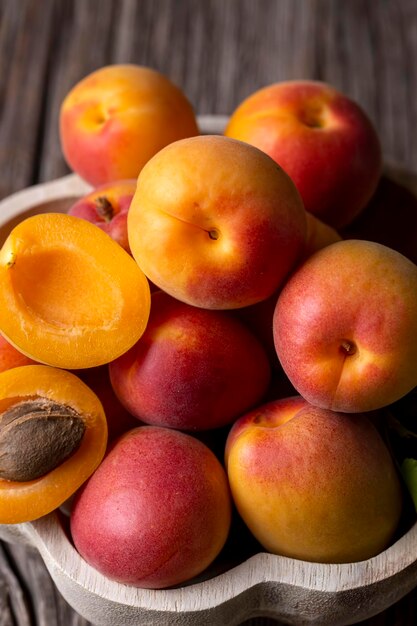 Vers abrikozenfruit op de houten achtergrond