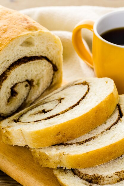 Vers ambachtelijk zuurdesem kaneel swirl brood op tafel.