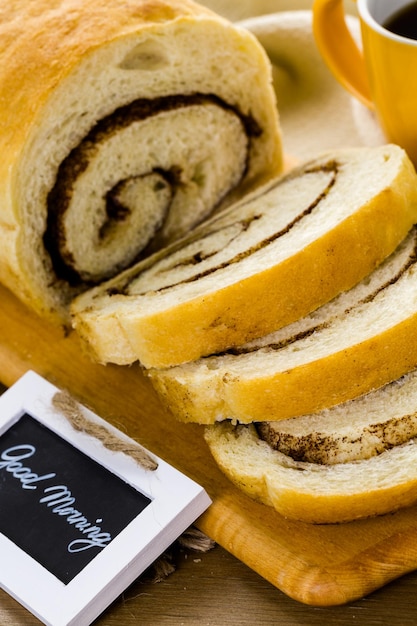 Vers ambachtelijk zuurdesem kaneel swirl brood op tafel.