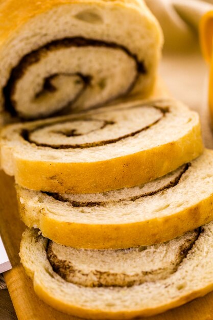 Vers ambachtelijk zuurdesem kaneel swirl brood op tafel.