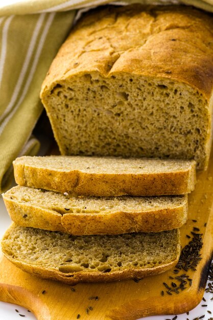 Vers ambachtelijk zuurdesem roggebrood op tafel.