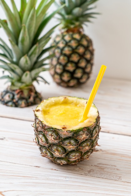 vers ananas smoothie glas op houten tafel