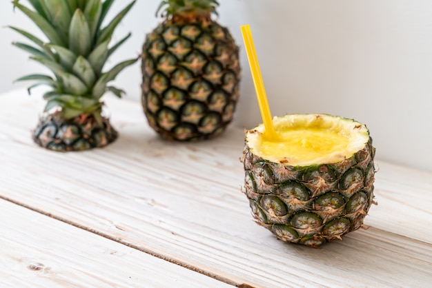 vers ananas smoothie glas op houten tafel