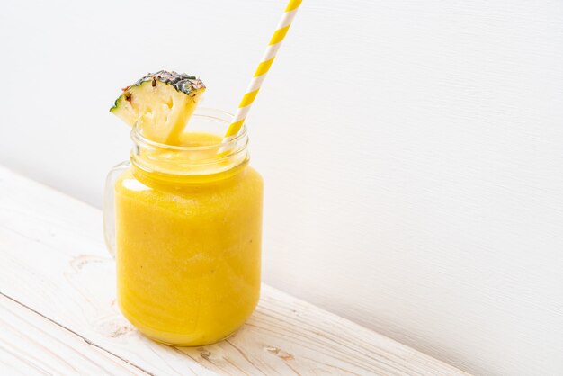 vers ananas smoothie glas op houten tafel