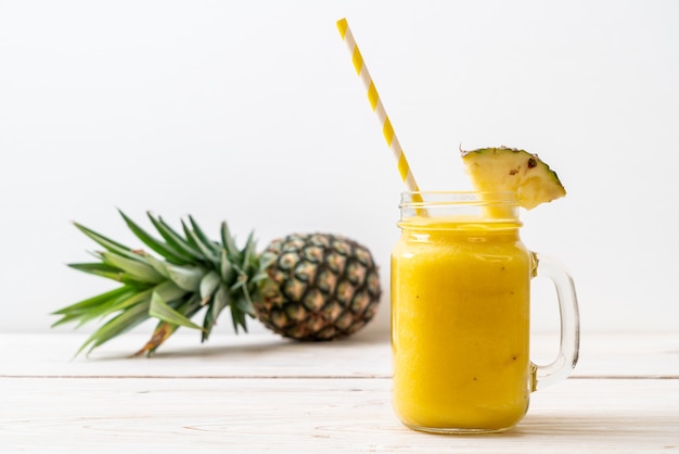 vers ananas smoothie glas op houten tafel