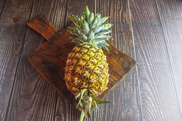 vers ananasfruit op houten achtergrond