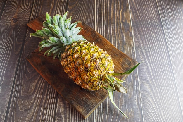 Vers ananasfruit op houten achtergrond