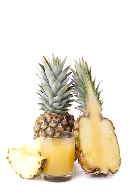 Vers ananassap in het glas met ananas dat op wit wordt geïsoleerd