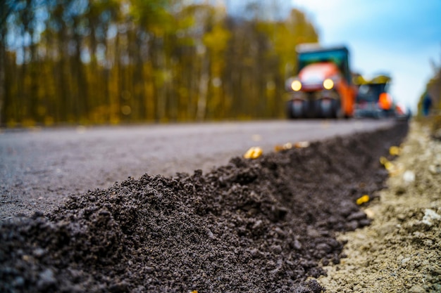 Vers asfalt op de bouwplaats van de snelweg Industriële bestratingsmachine leggen