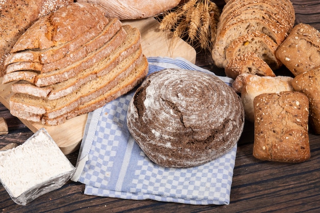 Vers assortiment van gebakken broodsoorten