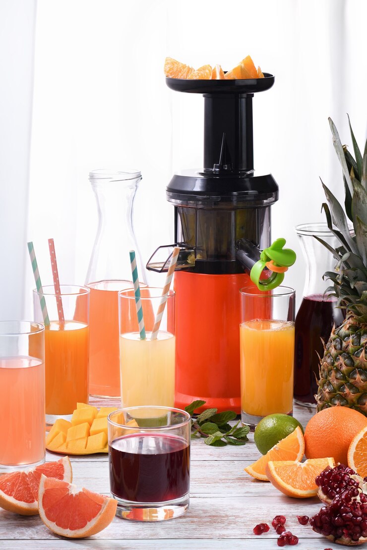 Vers bereide citrussappen van sinaasappel, grapefruit, granaatappel, ananas, mango.