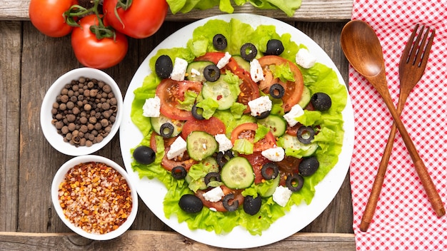 Vers bereide Griekse salade met fetakaas op een houten tafel.