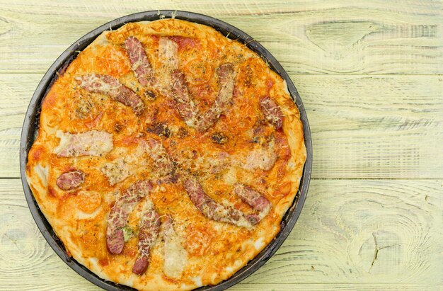 Vers bereide huisgemaakte pizza op een ovenschaal