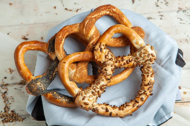 Vers bereide huisgemaakte zachte pretzels