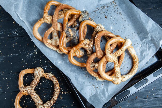 Vers bereide huisgemaakte zachte pretzels